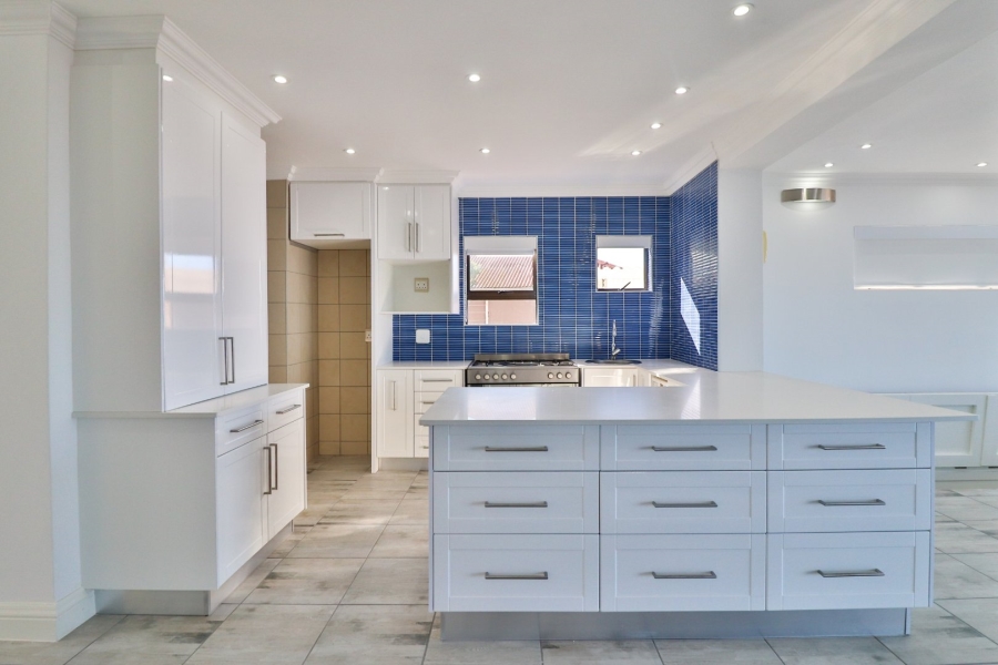 8 Bedroom Property for Sale in Reebok Western Cape